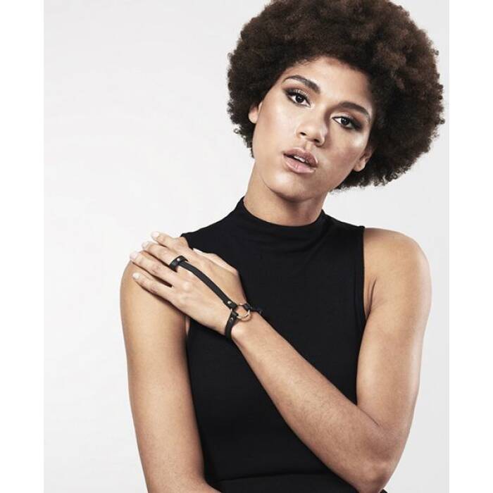 Пара браслетів на зап'ясті і палець Bijoux Indiscrets MAZE Hand Bracelet Harness Black, екошкіра